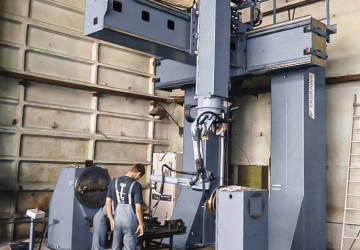 Первый портал для сварки отвалов бульдозера роботом запустили наши специалисты на заводе ДСТ